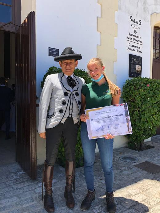 Anaëlle et Rafael Soto en tenue de gala de la Real Escuela, diplôme en main.